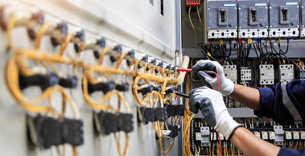 Professional Electrician technician working in Lakeland North, WA
